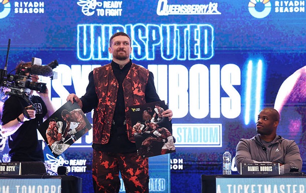 Дюбуа підписав для Усика фото зі скандальним ударом у першому бою