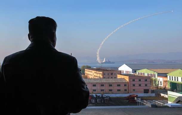 КНДР вперше запустила ракети з нового есмінця