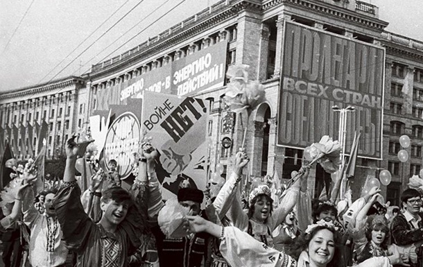 С Первомаем!