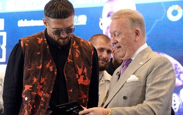 Усик рассказал о роскошном подарке от промоутера Дюбуа в случае победы