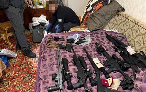 В АРМА передали изъятое у бывшего комбрига оружие