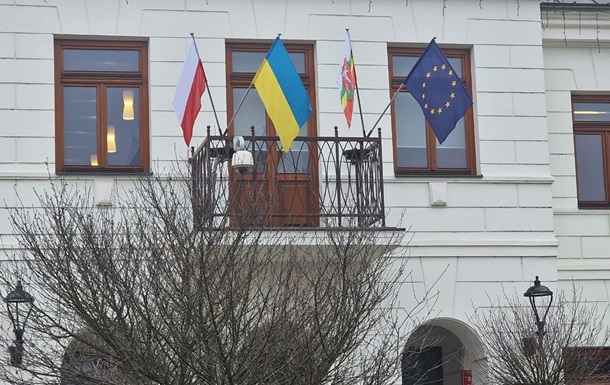 В Польше сорвали флаг Украины на митинге пророссийского политика