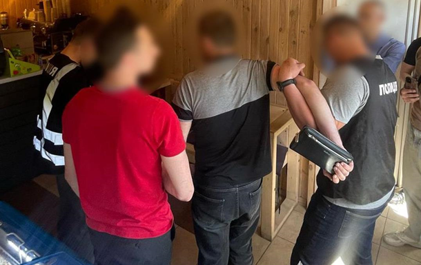 Шахрай виманював гроші у матері загиблого воїна, переконуючи, що син живий