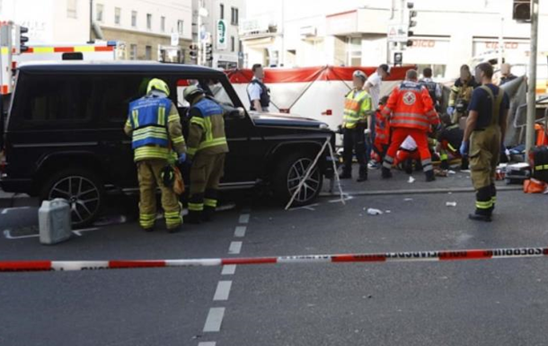 В Германии автомобиль въехал в толпу людей, есть пострадавшие