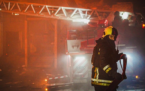 У Києві уламки дронів вцілили у житловий будинок 