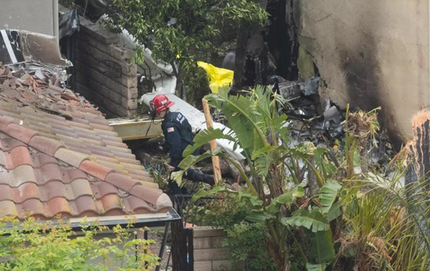 В Калифорнии самодельный самолет упал на жилые дома