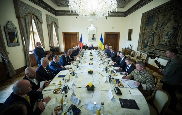 Зеленський зустрівся з керівниками оборонних підприємств Чехії