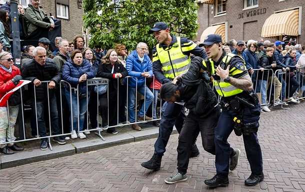 В Нидерландах пропалестинские активисты сорвали выступление министра