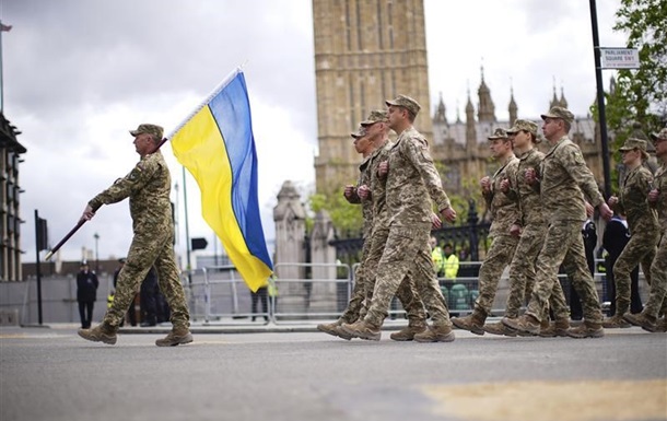 Украинские воины под аплодисменты шагали на параде в Лондоне