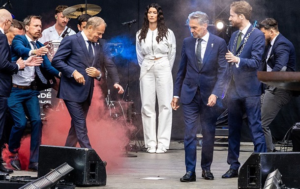 Невідомий кинув димову шашку в бік прем єрів Нідерландів і Польщі