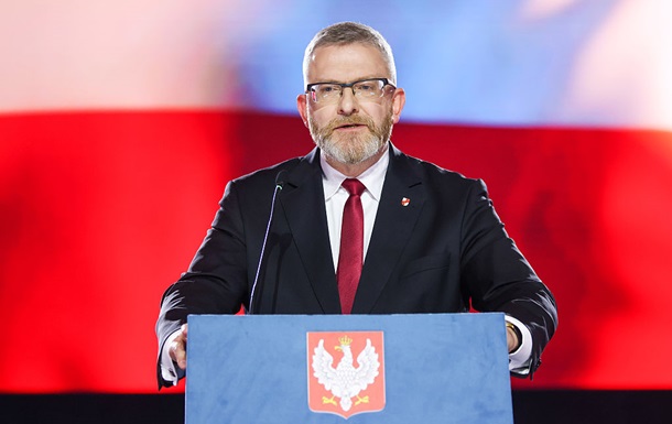 Кандидат у президенти Польщі зірвав прапор ЄС і витер ним взуття