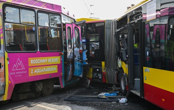 У Польщі зіткнулися автобус і трамвай: 11 потерпілих
