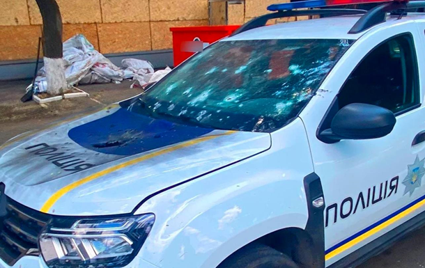 Россияне сбросили взрывчатку из дрона на автомобиль полиции на Херсонщине