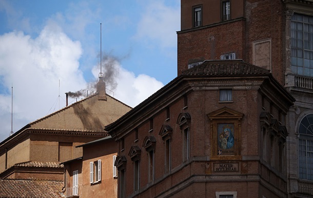 Снова черный дым: кардиналы не пришли к согласию по поводу нового Папы
