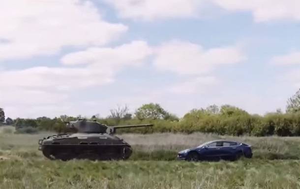 Ветеран Другої світової танком переїхав авто Tesla