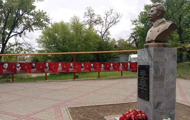 Окупанти встановили памʼятник Сталіну в Мелітополі