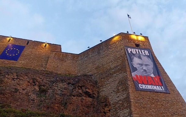 На границе с Россией повесили плакат с  Путлером 