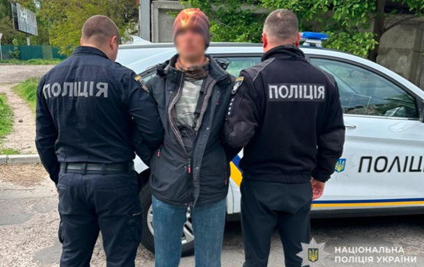 we.ua - У Чepнiгoвi чoлoвiк пoгpoжувaв нoжeм вiйcькoвим TЦK