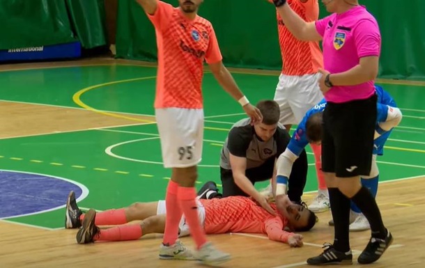 В футзальном матче украинской лиги игрок играл до потери пульса