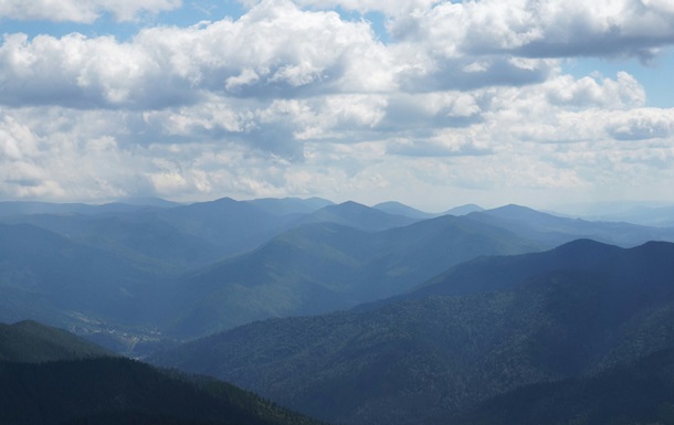 Рятувальники спустили туриста з засніженої Говерли