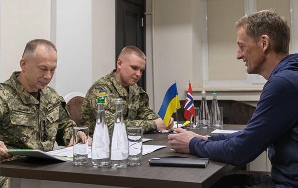 Сырский наградил главу ВC Норвегии Крестом Заслуги