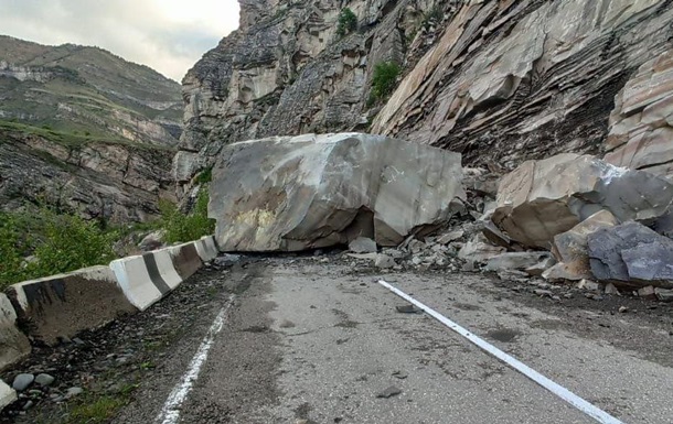 В Дагестане обвал скалы  отрезал  от мира более 50 сел