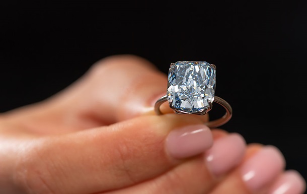 Рідкісний блакитний діамант продали на аукціоні за $21,5 млн