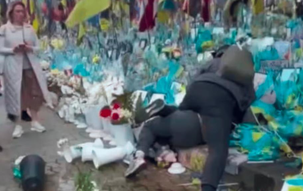 У Києві жінка вчинила погром на Алеї Героїв