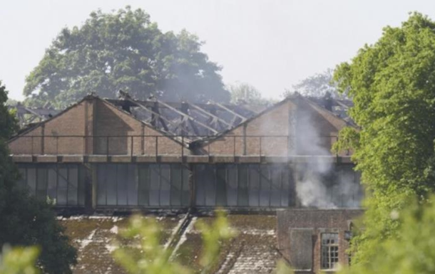 В Великобритании произошёл пожар на бывшей военной базе, есть погибшие