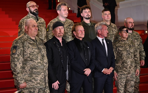 Боно з’явився на Каннському фестивалі разом з військовими ЗСУ