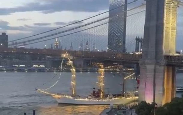 У Нью-Йорку мексиканське судно врізалося у міст