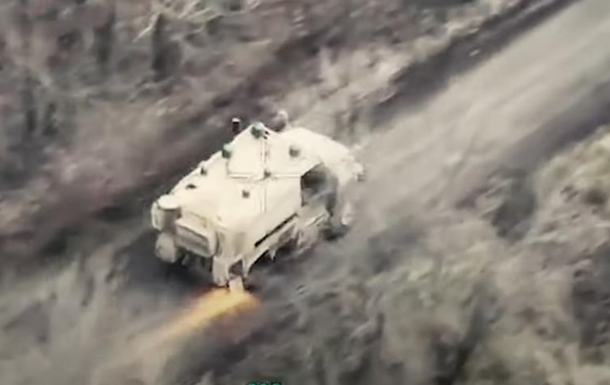 Боєць ГУР вивіз підбитий броньовик з поля бою