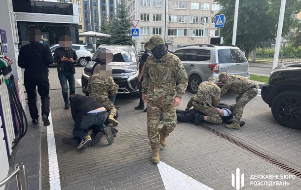 Военный вместе с сообщником переправляли уклонистов за границу