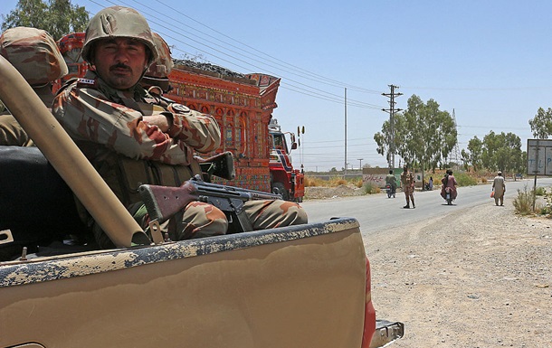 В Пакистане террорист взорвал школьный автобус: среди жертв есть дети