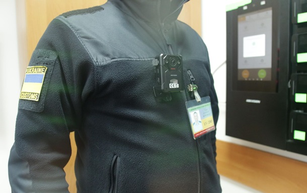 Кабмин обязал таможенников работать с бодикамерами
