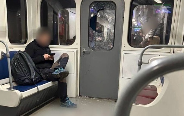 В Киеве пьяный парень разбил стекло в вагоне метро