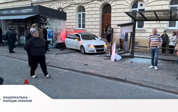 У Львові водій протаранив зупинку: постраждала дівчина
