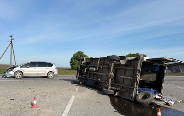 В Тернопольской области перевернулся бус с пассажирами: восемь пострадавших