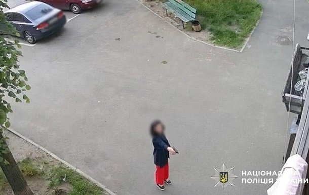 В Киеве женщина стреляла по дверям многоэтажки