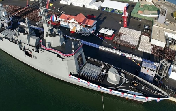 Новый эсминец КНДР частично затонул во время спуска на воду