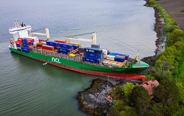 В Норвегії вантажний корабель  в їхав  у сад місцевого жителя