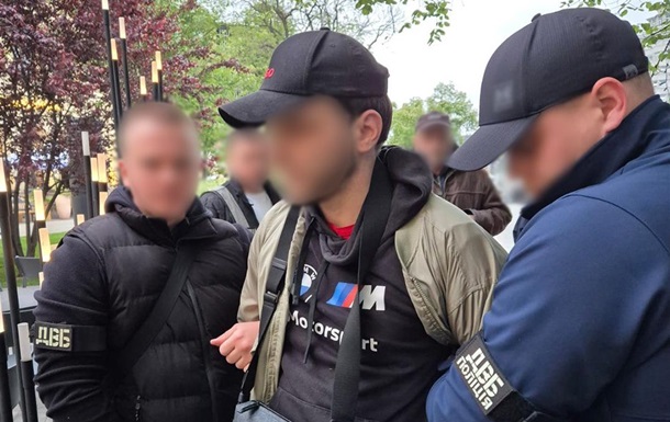 У Києві власник барбершопу допомагав клієнтам тікати від мобілізації