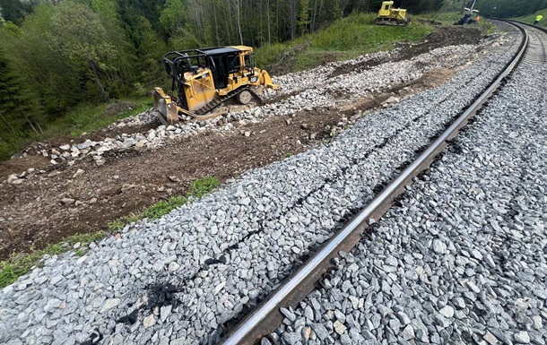 УЗ відновлює інфраструктуру у Карпатах, де стався провал грунту