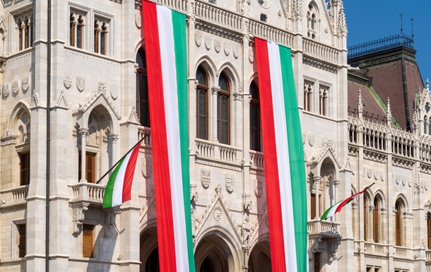 Оппозиция в Венгрии опережает партию Орбана на 7% - опрос