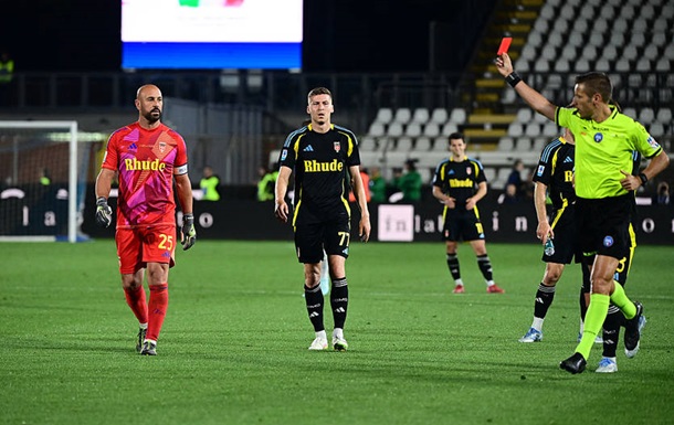 Прерванный полет: удалением с поля завершилась карьера голкипера Комо