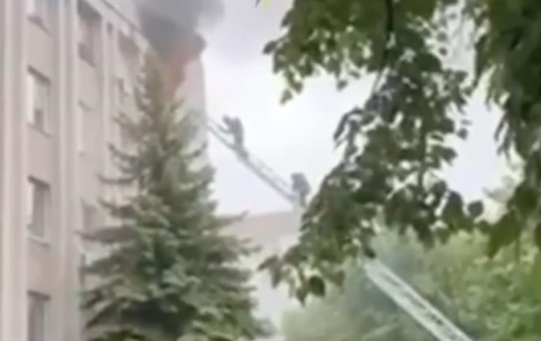 У Вінниці загорілася будівля ТЦК
