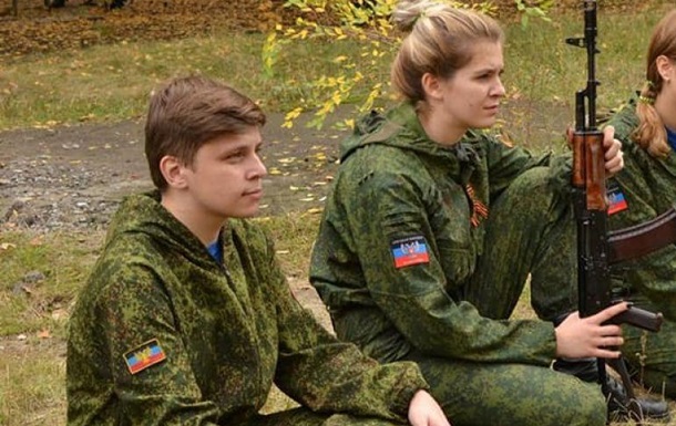 У “ДНР” і “ЛНР” підлітки отримуватимуть шкільні атестати у “військкоматах”