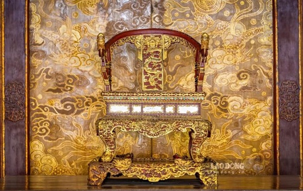 Пьяный посетитель сломал трон династии Нгуен во Вьетнаме