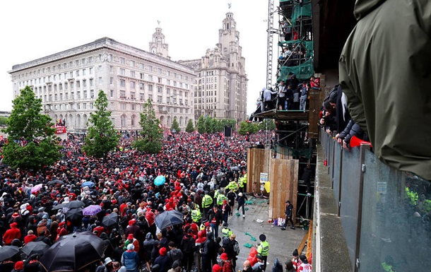 Авто в’їхало у натовп людей на святкуванні чемпіонства Ліверпуля