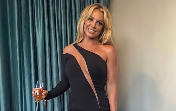 Бритни Спирс получила предупреждение за курение и пьянку в самолете